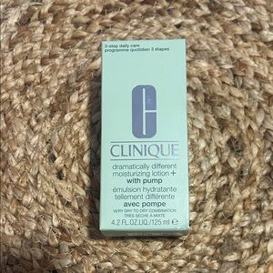 Clinique Dramatically Different Moisturizing Lotion+ Pump — Mint Green & Silver